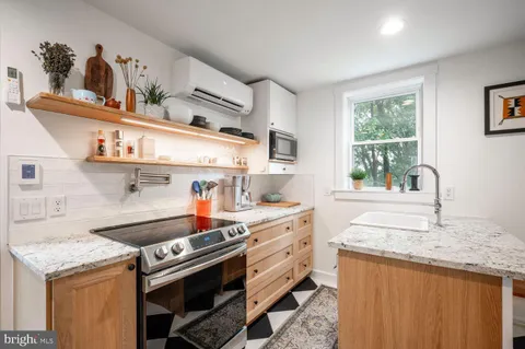 $2,950 | 2444 South Oakland Street, Arlington, VA 22206