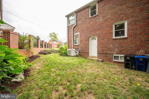 $2,950 | 2444 South Oakland Street, Arlington, VA 22206
