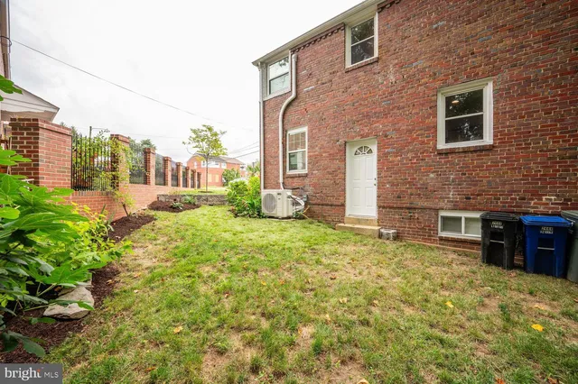 a view of a house with backyard and garden