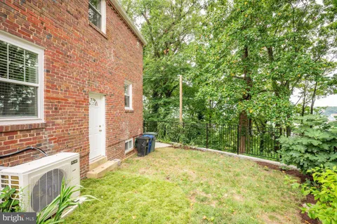 $2,950 | 2444 South Oakland Street, Arlington, VA 22206