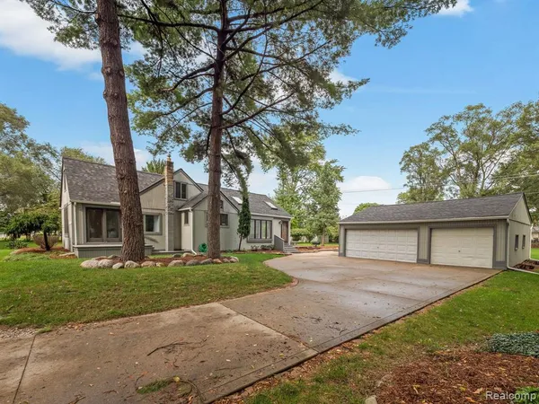 $299,900 | 48070 Shelby Road, Utica, MI 48317
