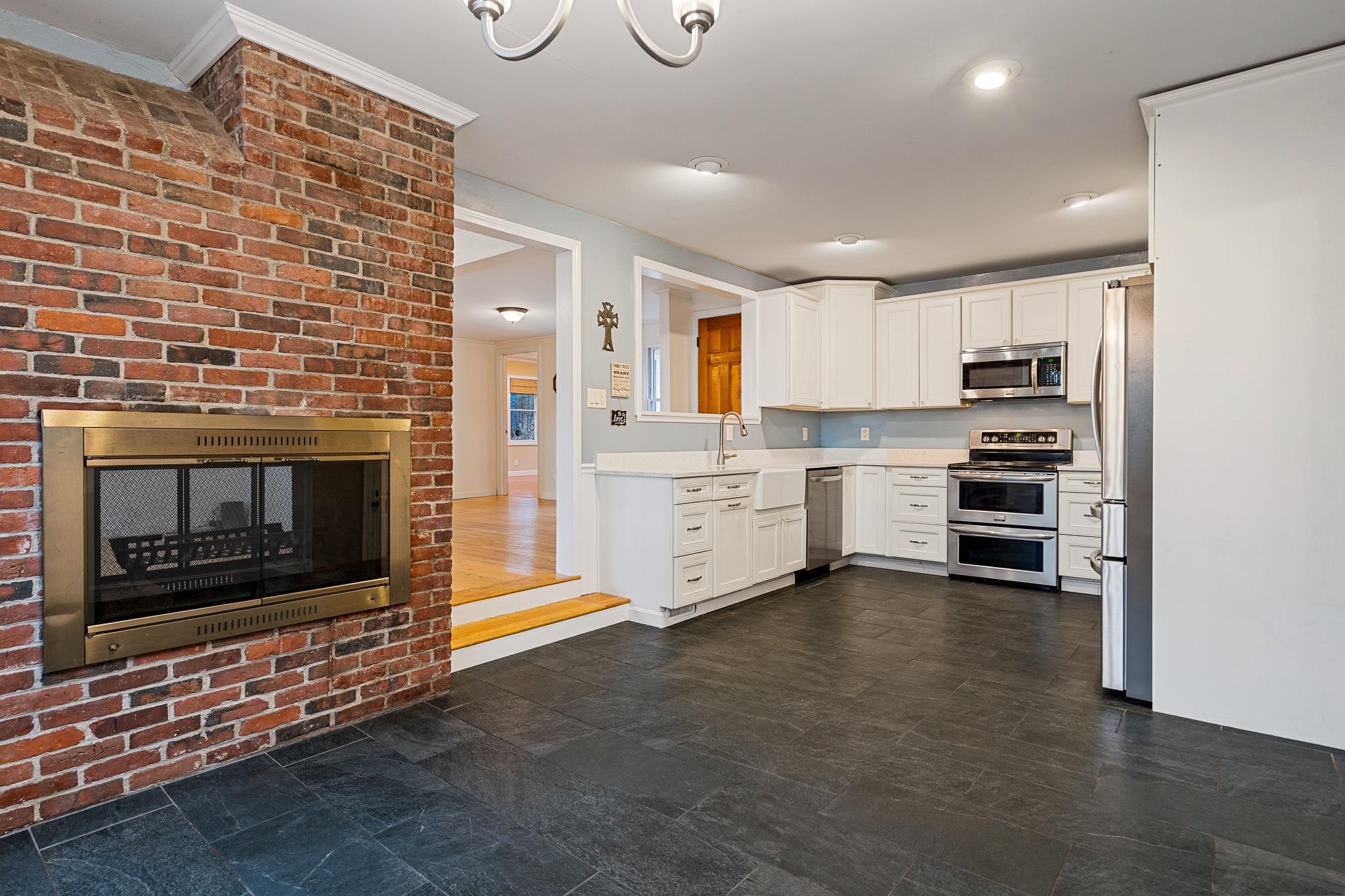 46 Merrimack Road Amherst, NH 03031 - Photo 3 of 42