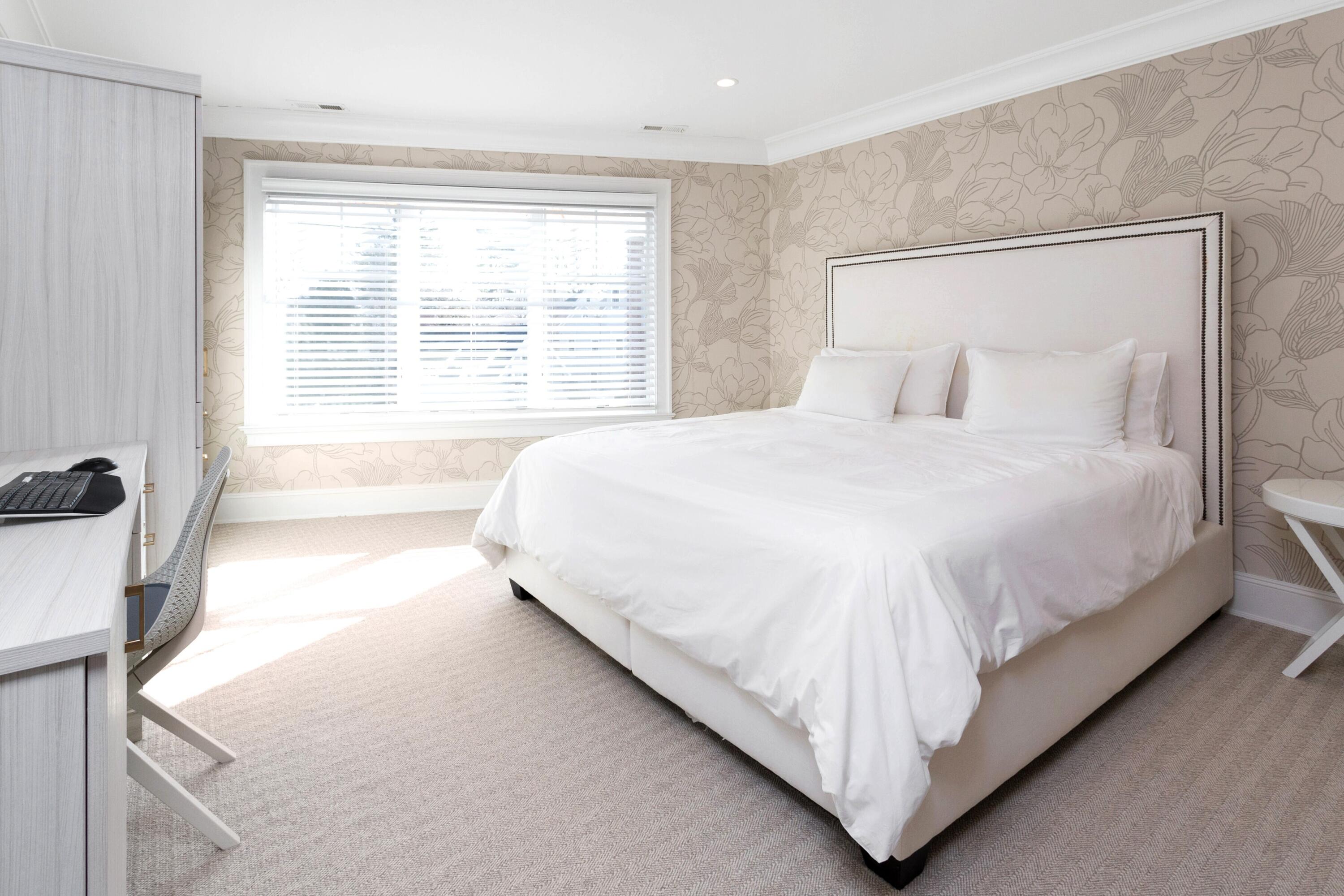 71 Rowayton Avenue, Unit 7 Rowayton, CT 06853 - Photo 17 of 31 a large bed sitting in a bedroom next to a window