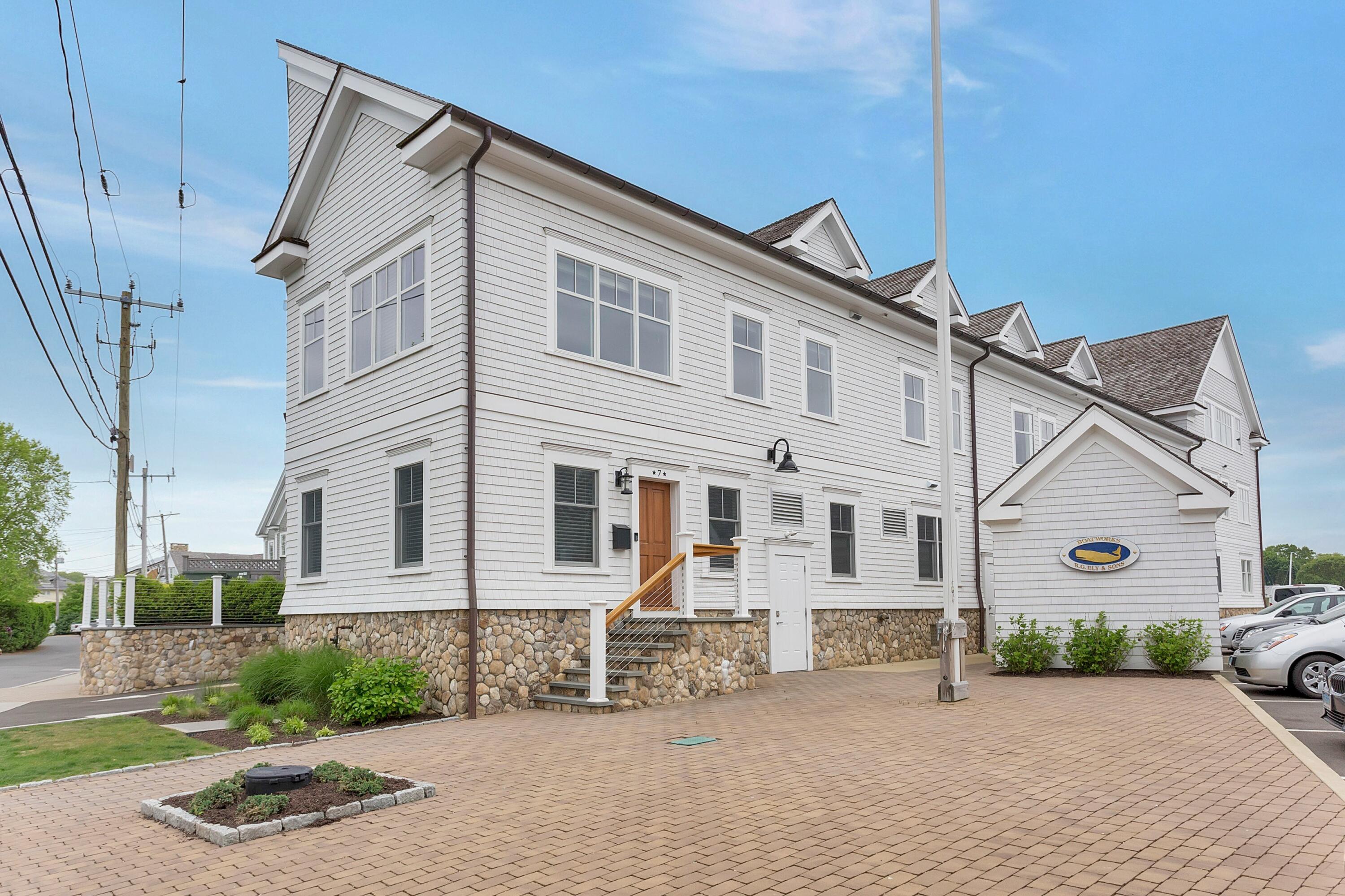 71 Rowayton Avenue, Unit 7 Rowayton, CT 06853 - Photo 30 of 31 a view of a house with a patio