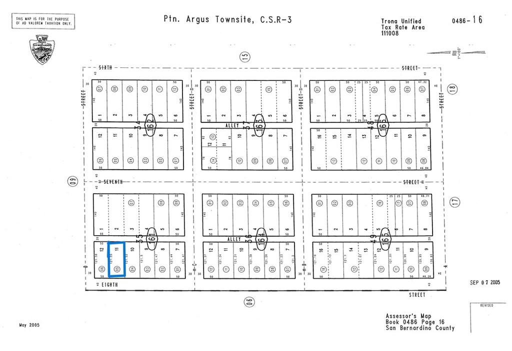 a black and white photo of a living room