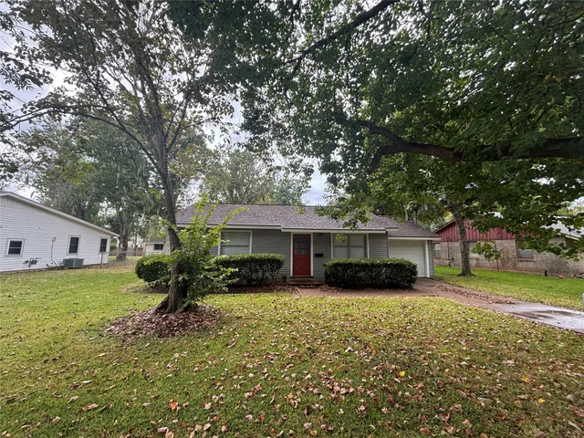 a view of a yard in front of house