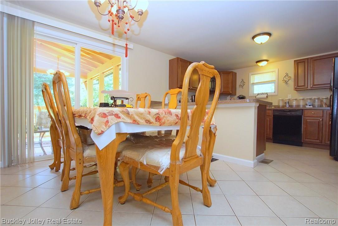 11350 Dunham Road Hartland, MI 48353 - Photo 8 of 20 Dining Area has Slider to the Deck