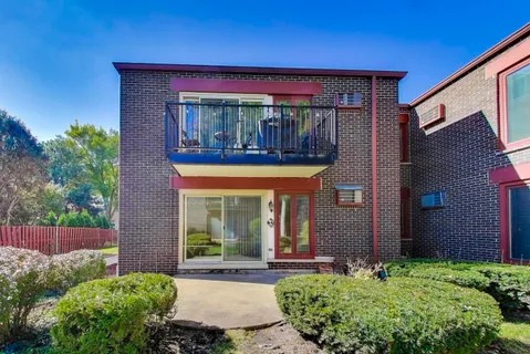 $189,000 | 1015 Deerfield Road, Unit 135, Deerfield, IL 60015