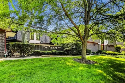 $189,000 | 1015 Deerfield Road, Unit 135, Deerfield, IL 60015