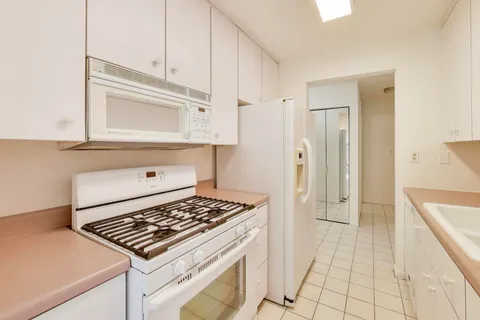 $189,000 | 1015 Deerfield Road, Unit 135, Deerfield, IL 60015