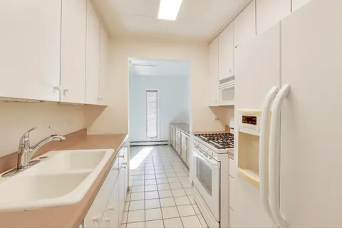 $189,000 | 1015 Deerfield Road, Unit 135, Deerfield, IL 60015