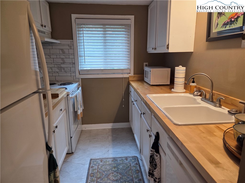 24 Laurel Ridge, Unit C Banner Elk, NC 28604 - Photo 5 of 14 a bathroom with a sink a washer and dryer