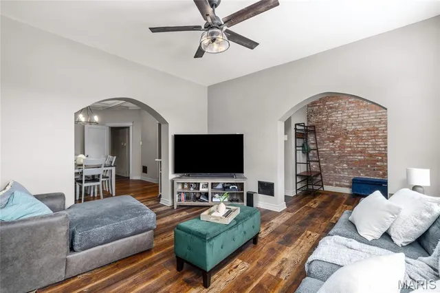 $1,795 | 5918 Southwest Avenue, St. Louis, MO 63139