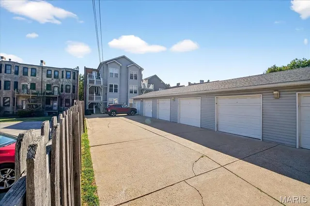 $250,000 | 4317 Maryland Avenue, Unit 2E, St. Louis, MO 63108