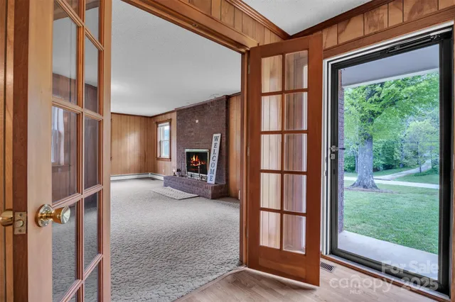 a view of livingroom with furniture
