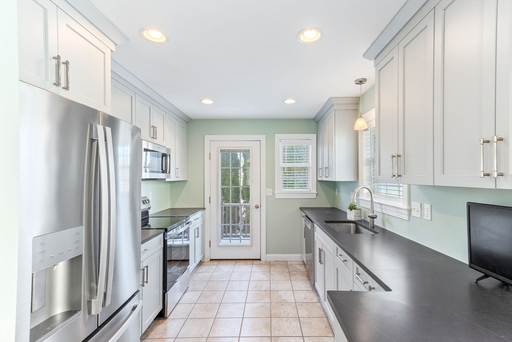 3 Carleton Street, Unit 3 Wareham, MA 02558 - Photo 28 of 41