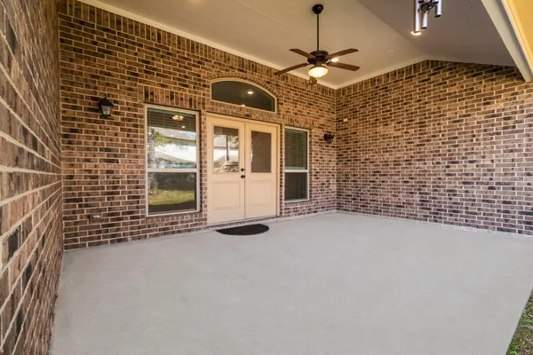 a view of a livingroom with a ceiling fan