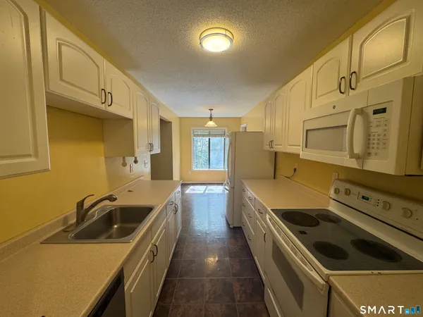 $1,850 | 95 Woodsedge Drive, Unit 3C, Newington, CT 06111