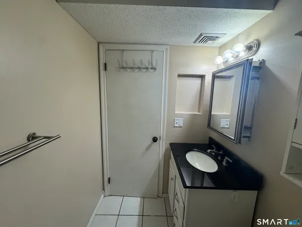 $1,850 | 95 Woodsedge Drive, Unit 3C, Newington, CT 06111