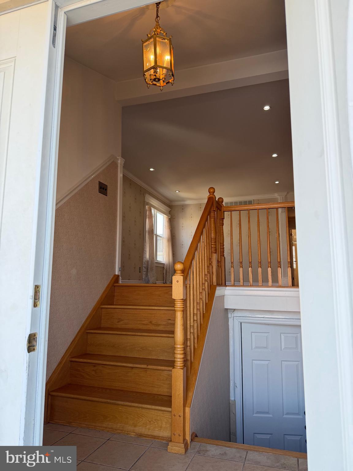 816 Hendrix Street Philadelphia, PA 19116 - Photo 2 of 14 Entry Way