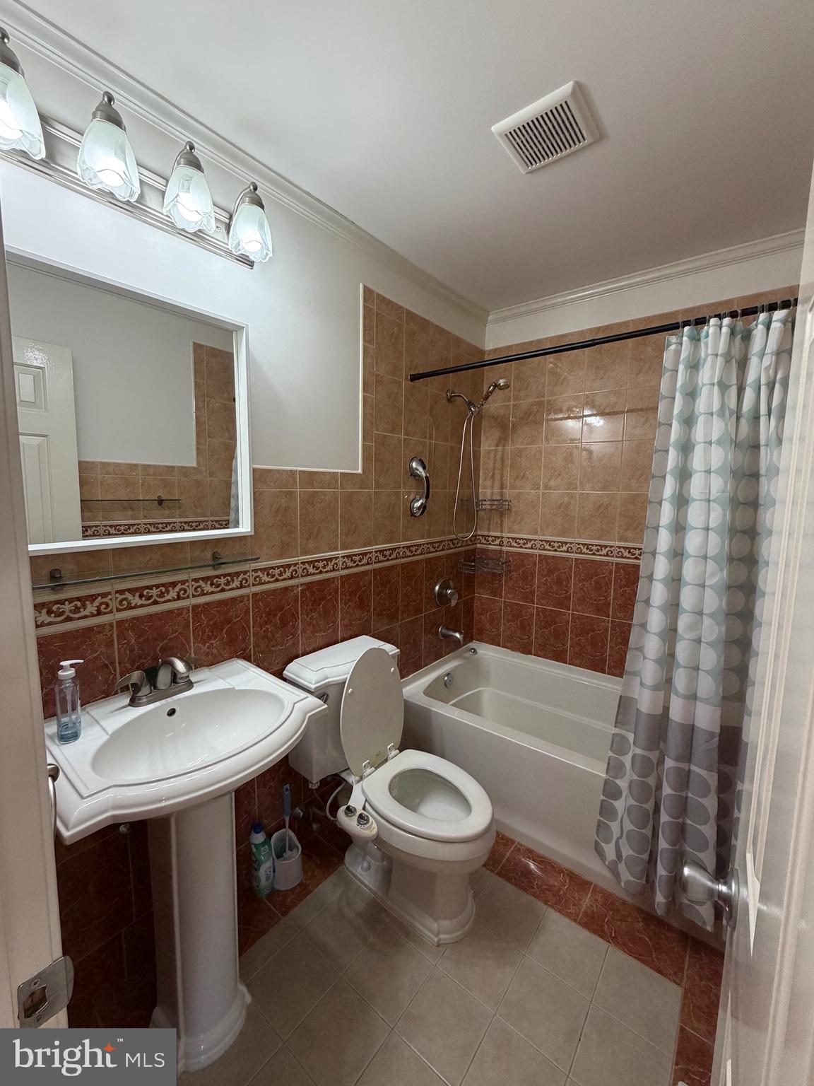 816 Hendrix Street Philadelphia, PA 19116 - Photo 8 of 14 hallway full bath