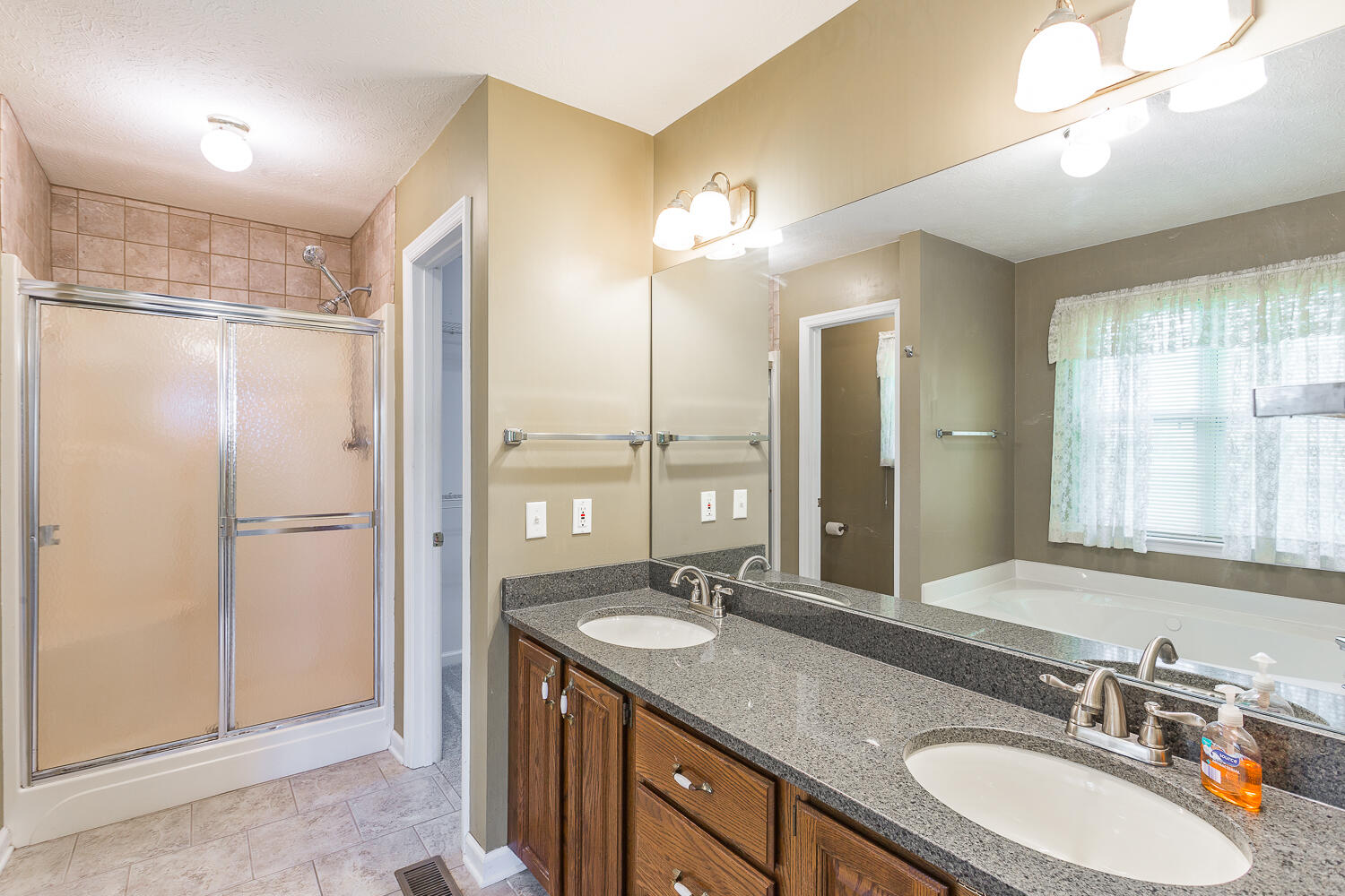 4011 Brock Road Chattanooga, TN 37421 - Photo 21 of 38 master bath