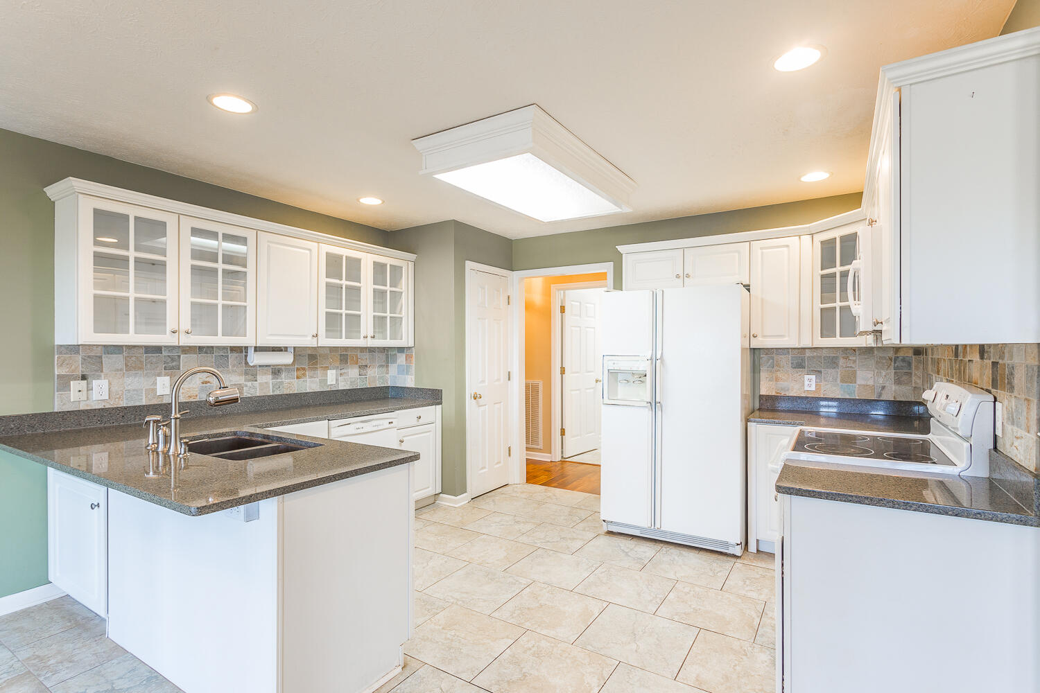 4011 Brock Road Chattanooga, TN 37421 - Photo 9 of 38 bright, lovely kitchen