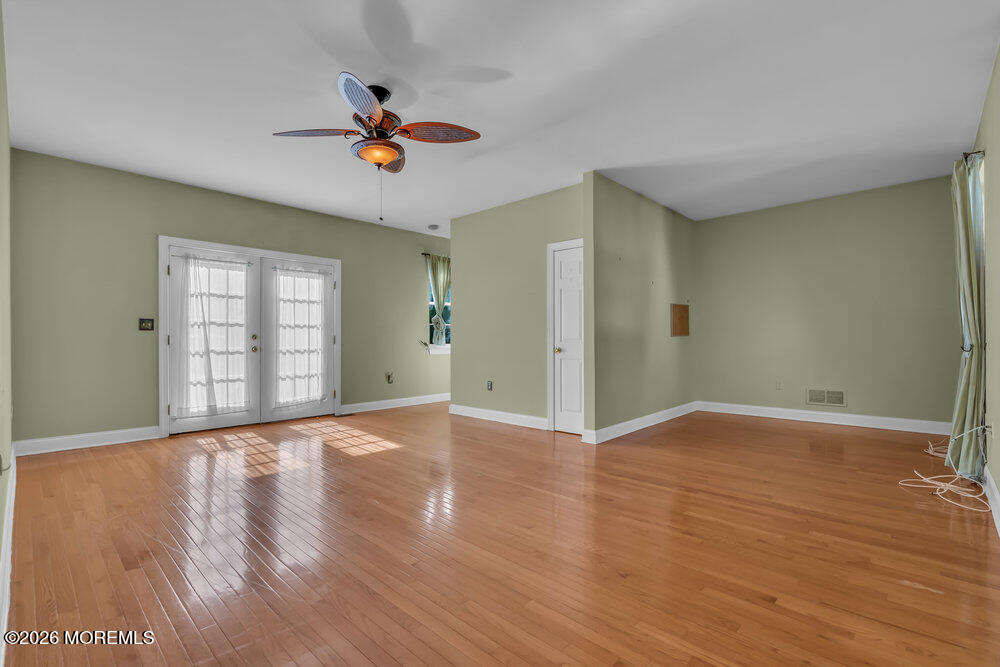 10 Meadow Run Court Jackson, NJ 08527 - Photo 27 of 84 a view of a livingroom with wooden floor and a ceiling fan