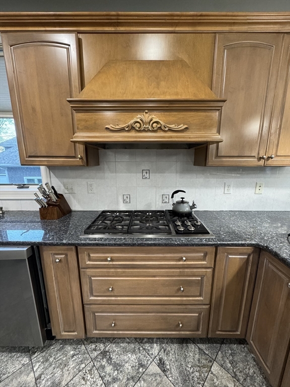 196 Country Club Way Ipswich, MA 01938 - Photo 15 of 33 a stove top oven sitting inside of a kitchen