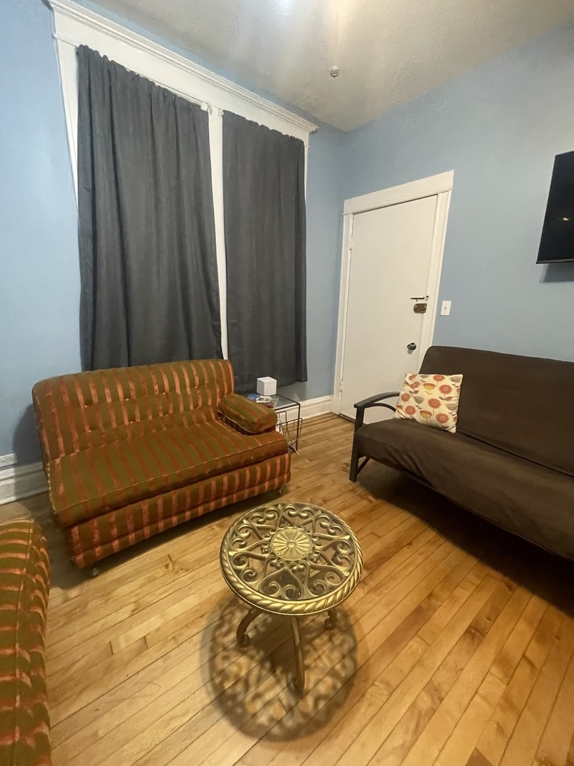 2107 West Coulter Street, Unit 1R Chicago, IL 60608 - Photo 18 of 26 a living room with a bed