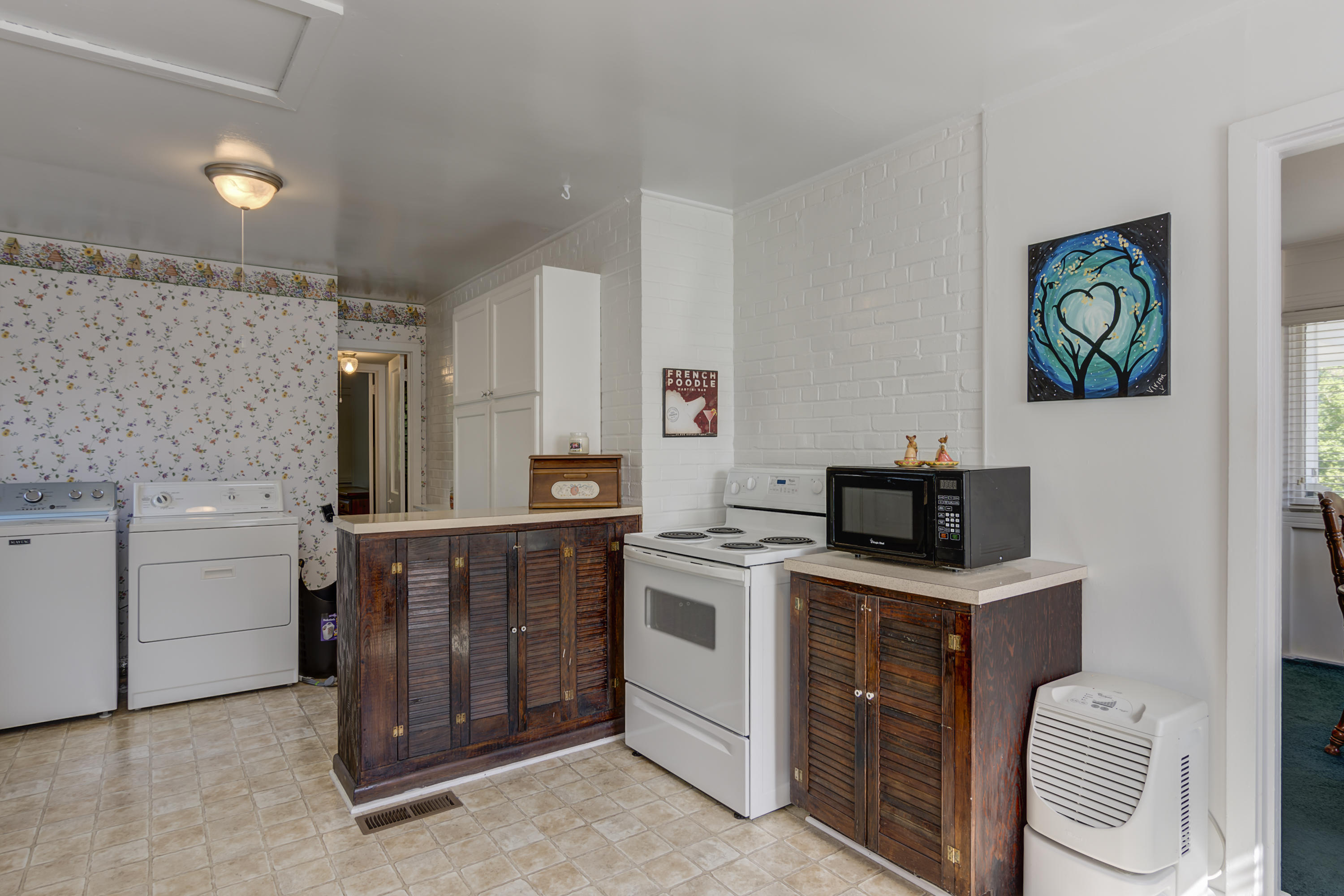 106 Outer Drive Oak Ridge, TN 37830 - Photo 9 of 17 Kitchen/Laundry