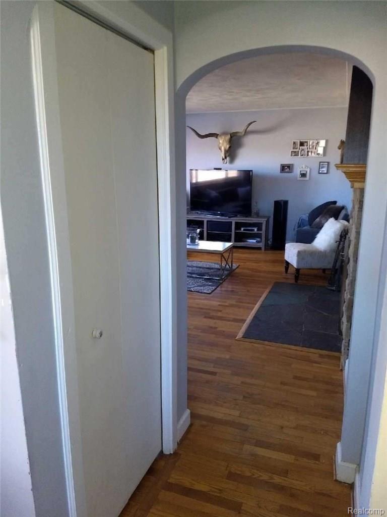 1385 East Thompson Road Holly, MI 48442 - Photo 63 of 68 livingrm2.jpg