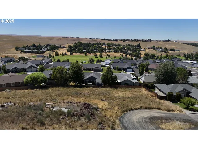 a black and white photo of a city