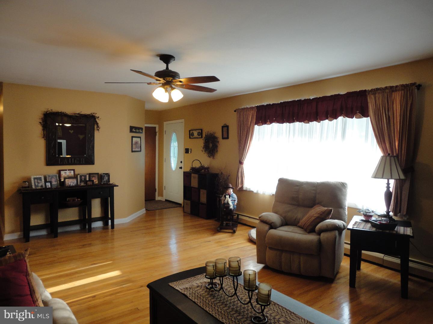 115 Moonflower Road Hatboro, PA 19040 - Photo 4 of 20 Living Room