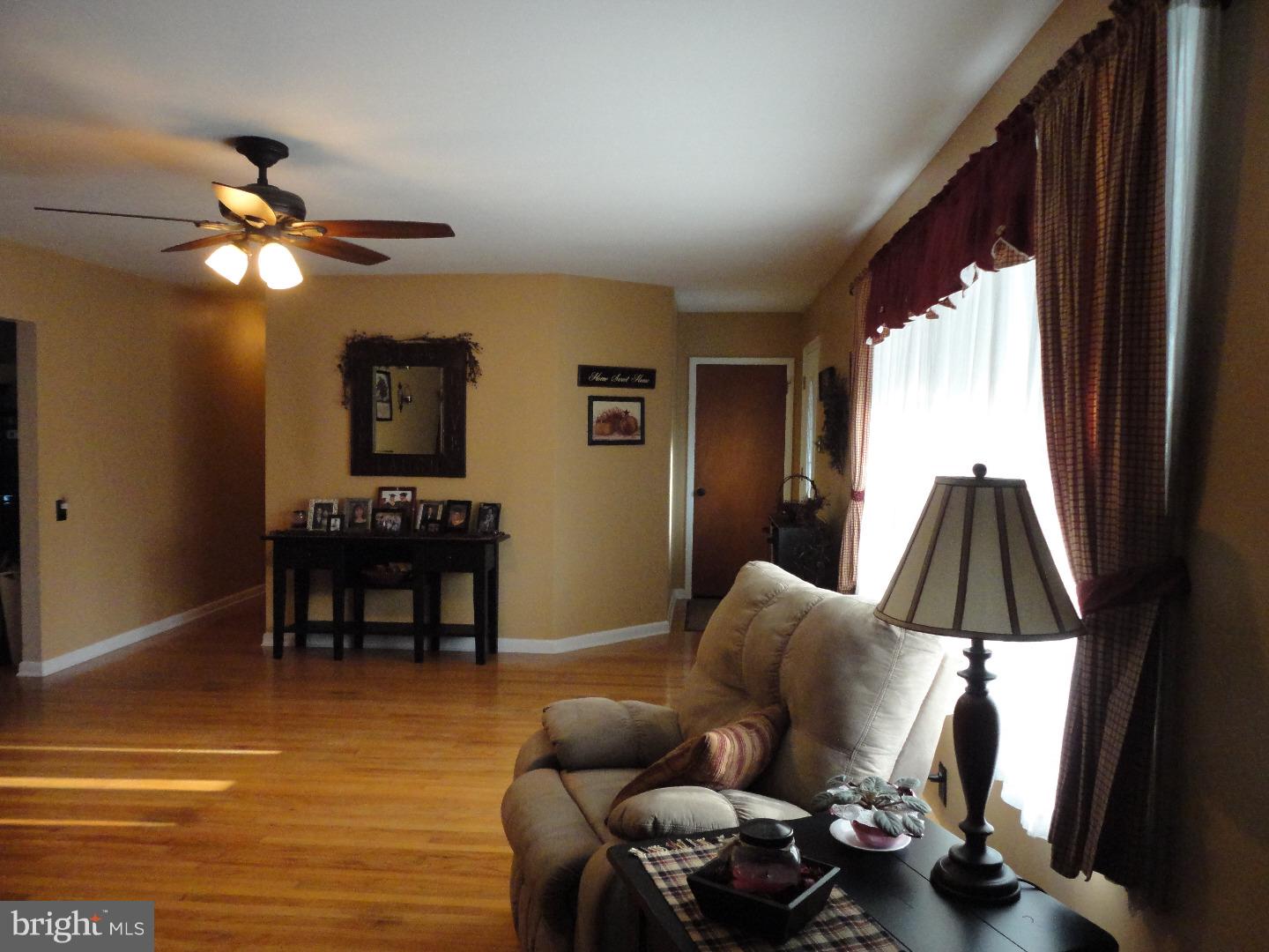 115 Moonflower Road Hatboro, PA 19040 - Photo 5 of 20 Living Room
