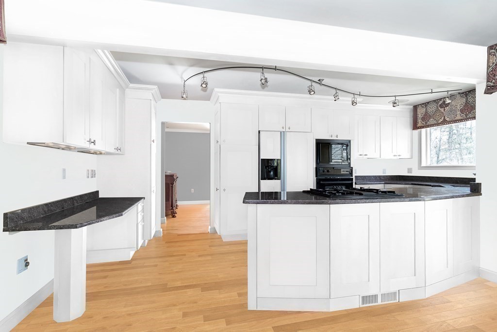 37 Hopewell Farm Road Natick, MA 01760 - Photo 8 of 20 Gallery Image 8