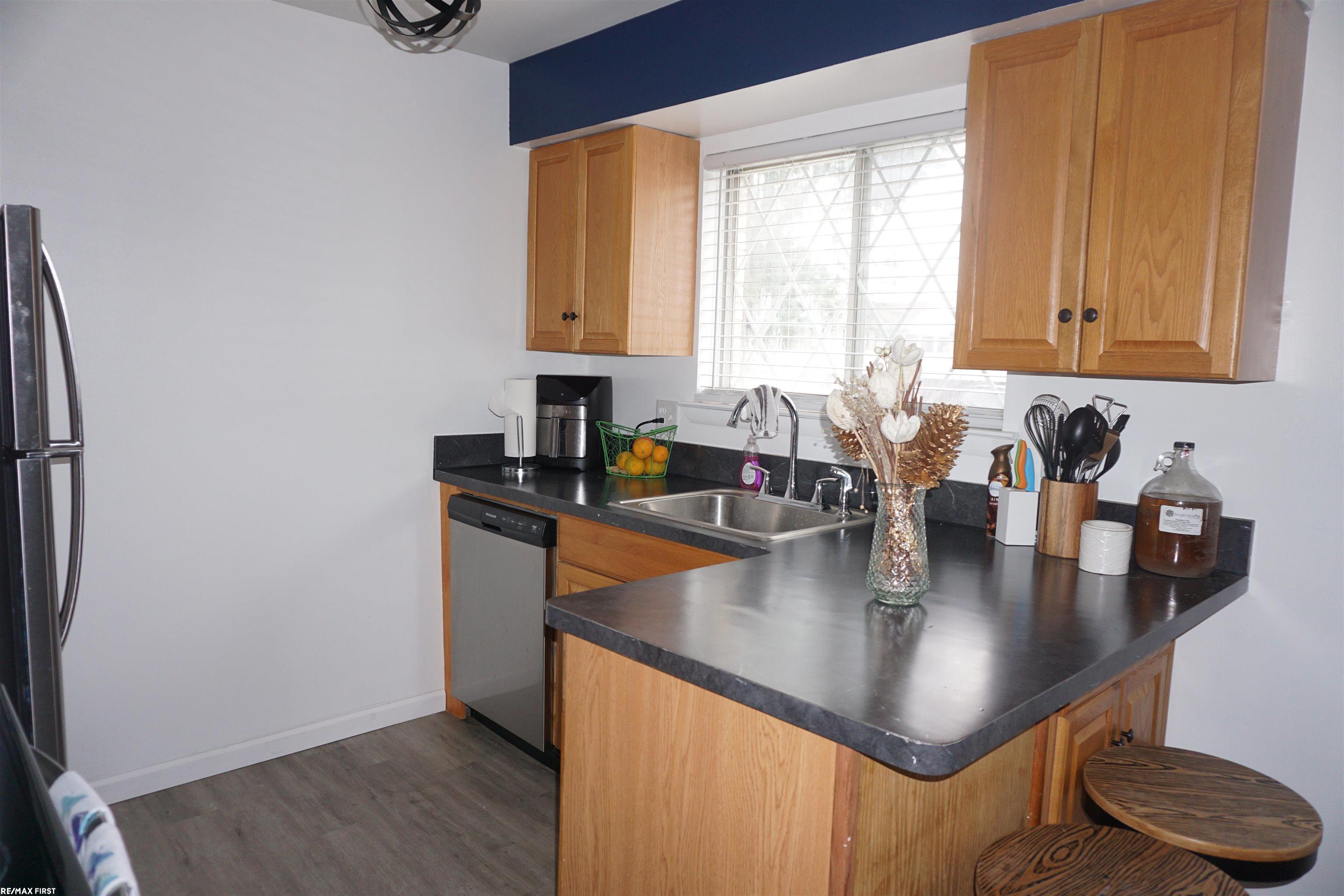 29249 Hayes Road, Unit J 10 Warren, MI 48088 - Photo 9 of 34