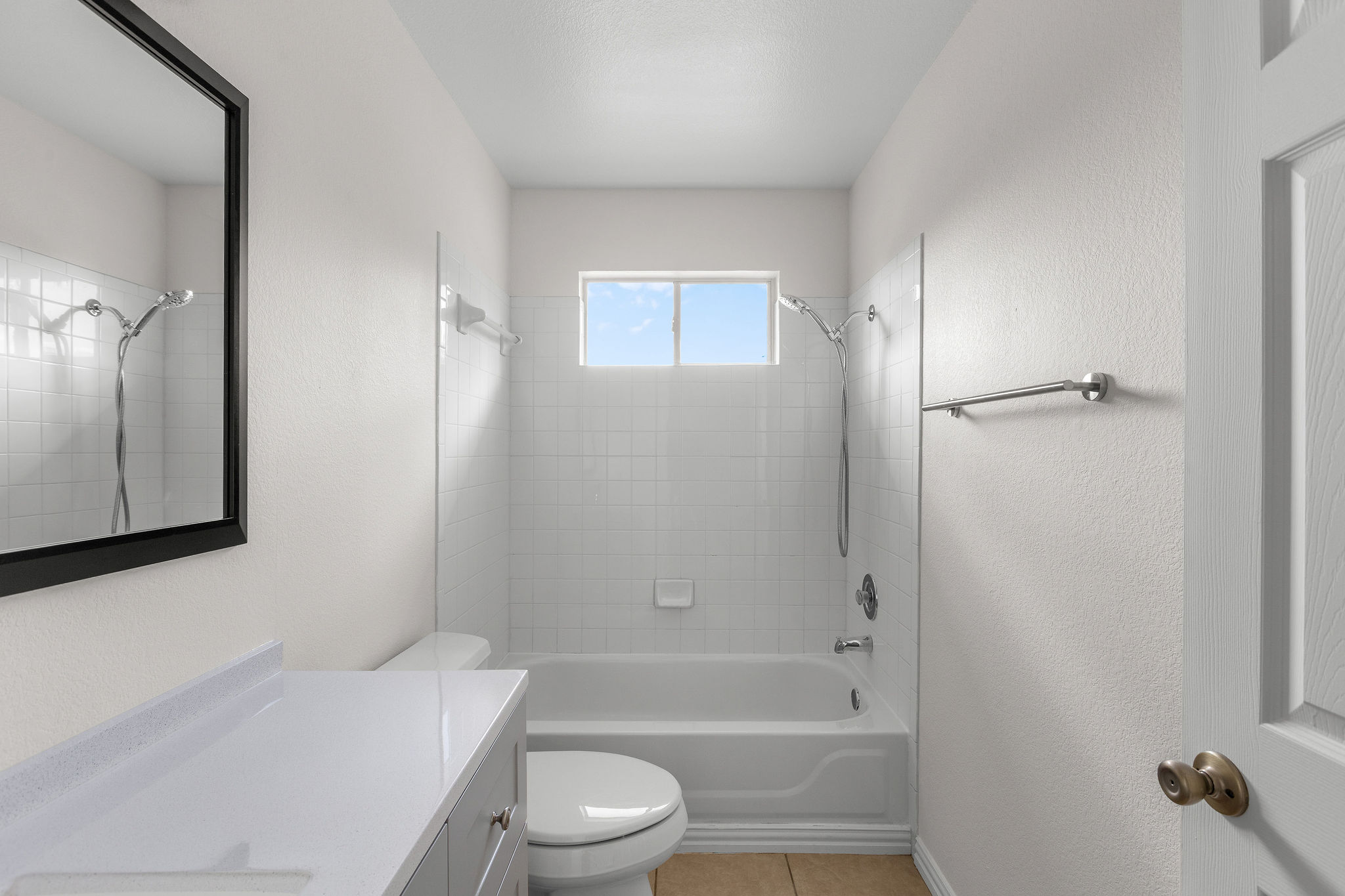 501 Shep Street Austin, TX 78748 - Photo 32 of 40 a bathroom with a toilet a sink and bathtub