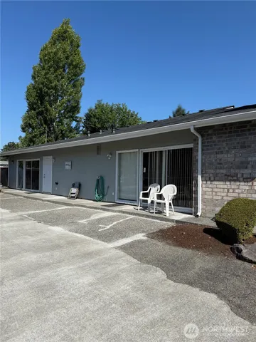 a view of a house with backyard and a car parked