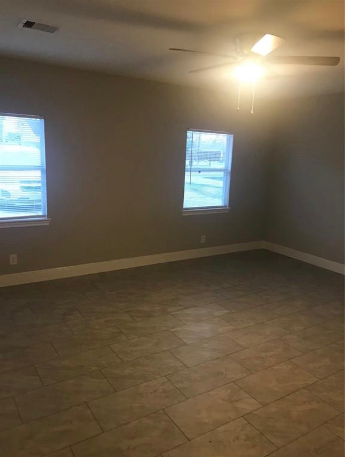 7230 England Street Houston, TX 77021 - Photo 8 of 15 an empty room with a window