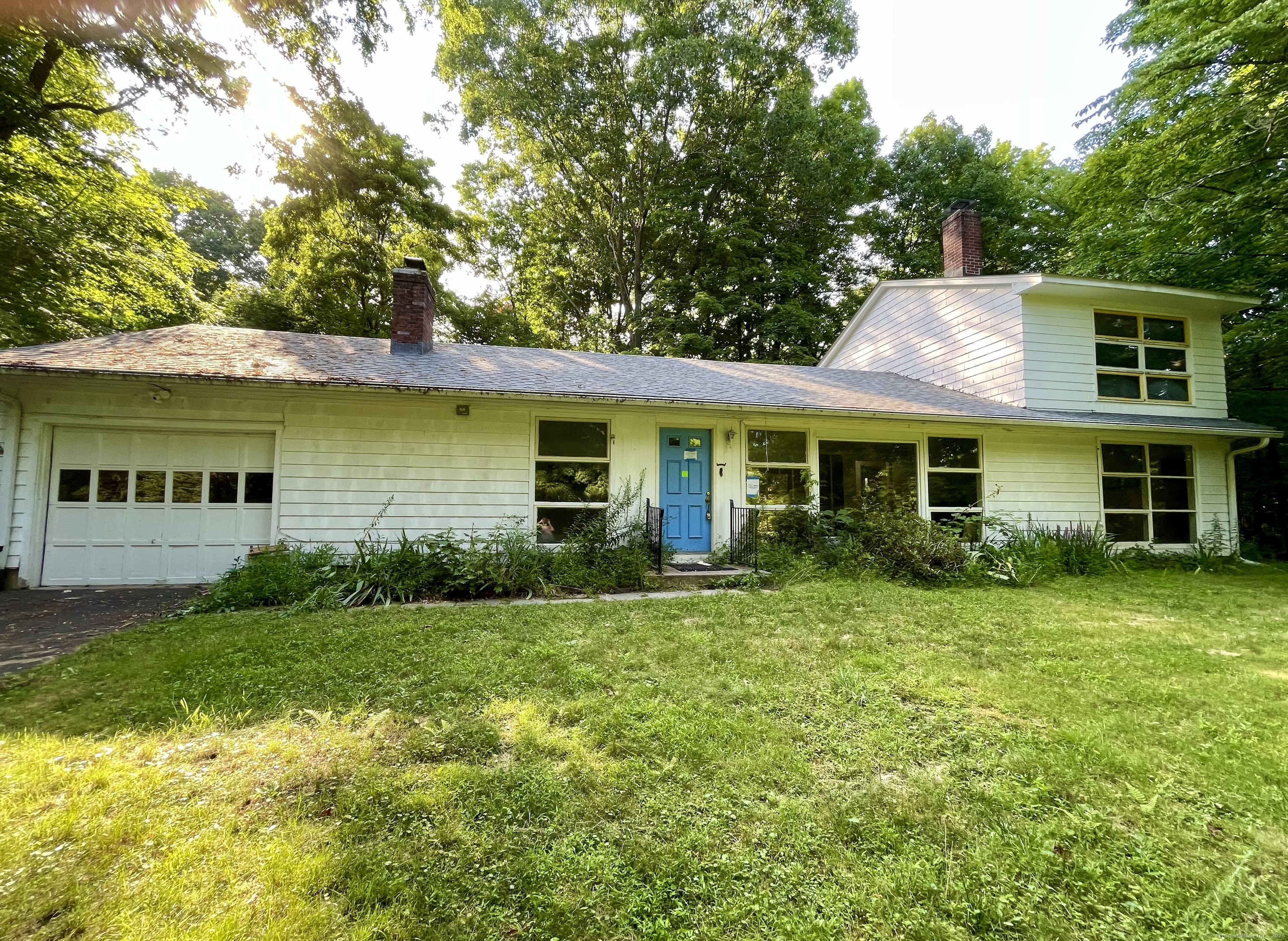 a view of a house with a yard