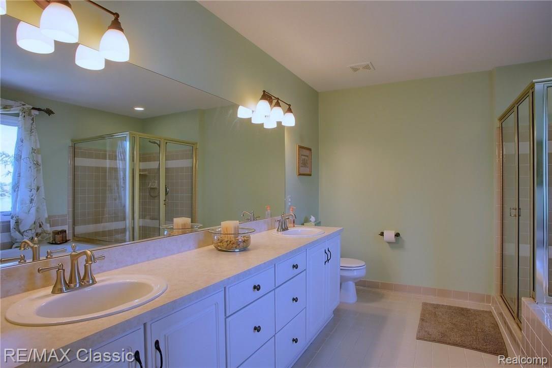2235 Avon Lake Lane Rochester, MI 48307 - Photo 26 of 46 027-Master_Bathroom.jpg
