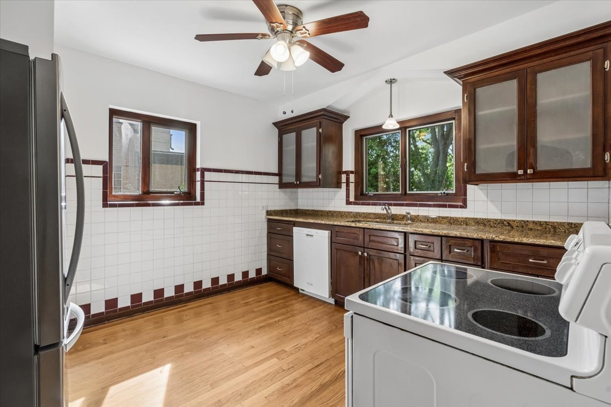 461 Uvedale Road Riverside, IL 60546 - Photo 12 of 23