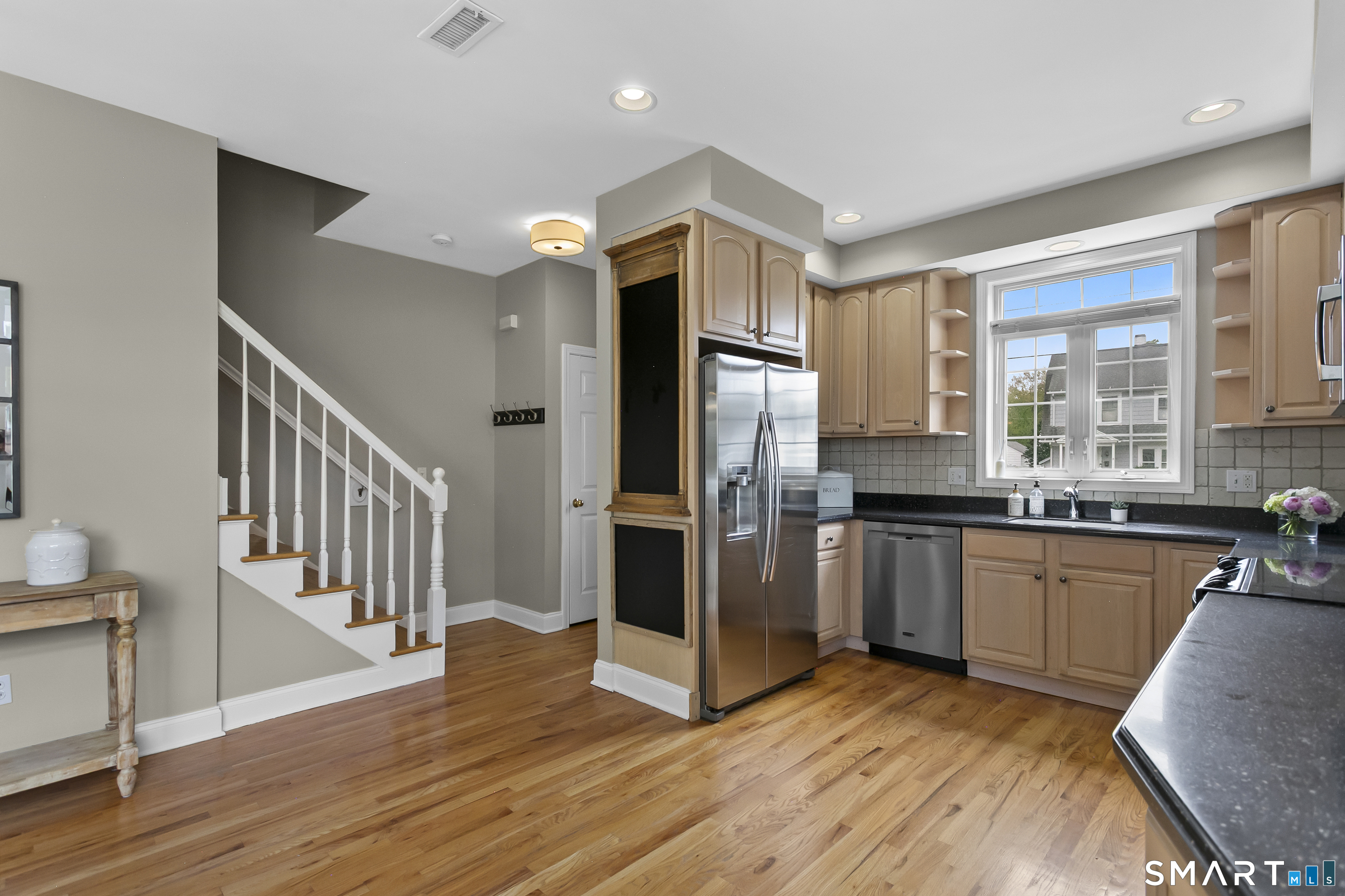 896 Riverside Drive Fairfield, CT 06824 - Photo 9 of 31