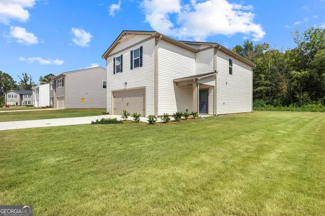a view of a house with a yard