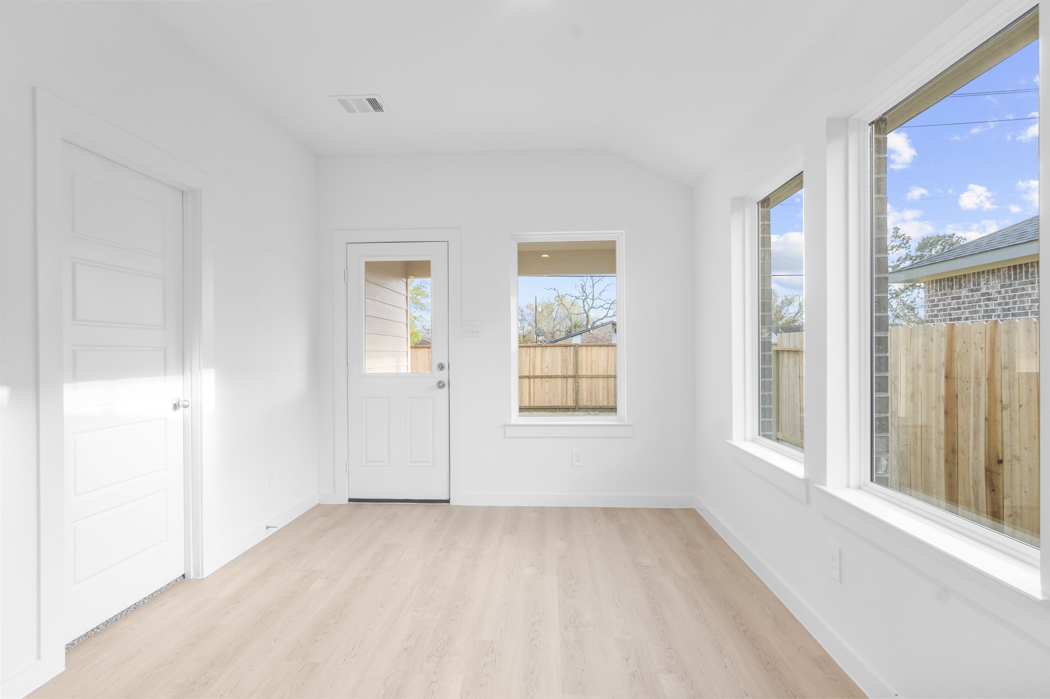 11 Robin Court Angleton, TX 77515 - Photo 7 of 21 an empty room with windows