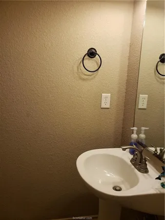 $2,300 | 3869 Oldenburg Lane, College Station, TX 77845