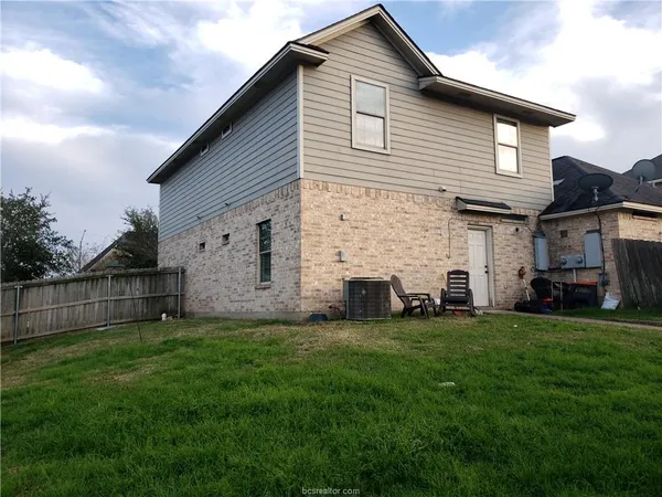 $2,300 | 3869 Oldenburg Lane, College Station, TX 77845