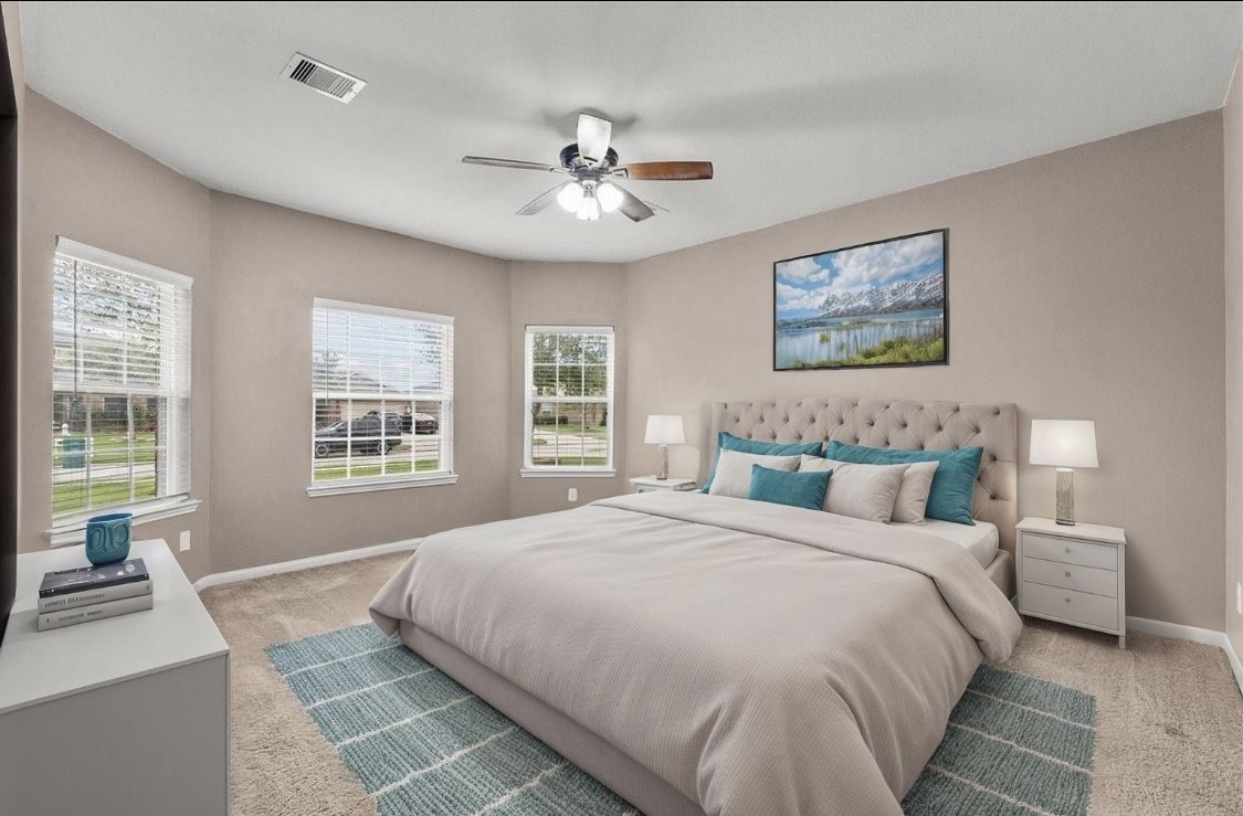 322 Shoshone Ridge Drive La Marque, TX 77568 - Photo 16 of 34 a bedroom with a large bed and a window