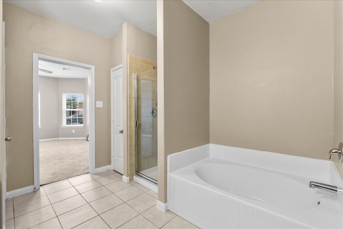 322 Shoshone Ridge Drive La Marque, TX 77568 - Photo 20 of 34 a bathroom with a bathtub and shower